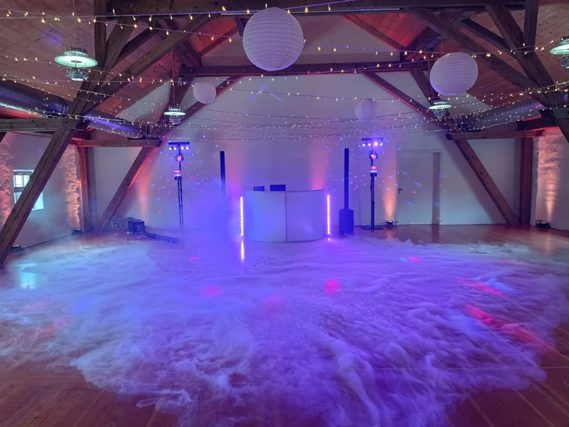 DJ-Setup mit blauem Licht und Bodennebel