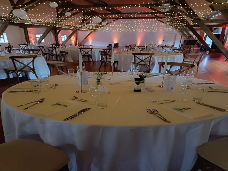 Dekorierter Saal für Hochzeit im Gut Schwabhof