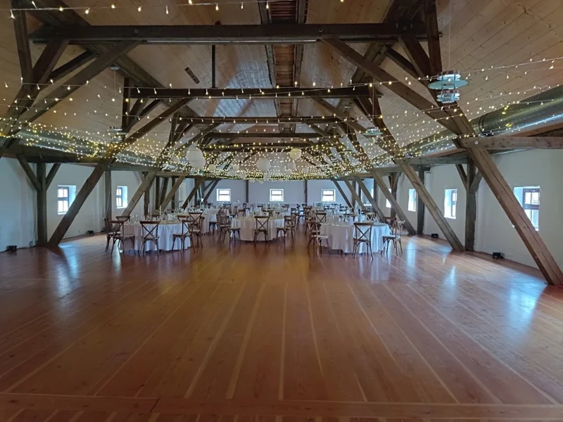 Leerer Festsaal im Gut Schwabhof