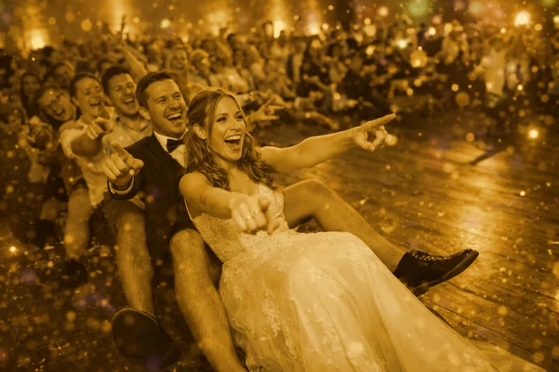 Brautpaar voller Partystimmung auf der Tanzfläche der Hochzeit