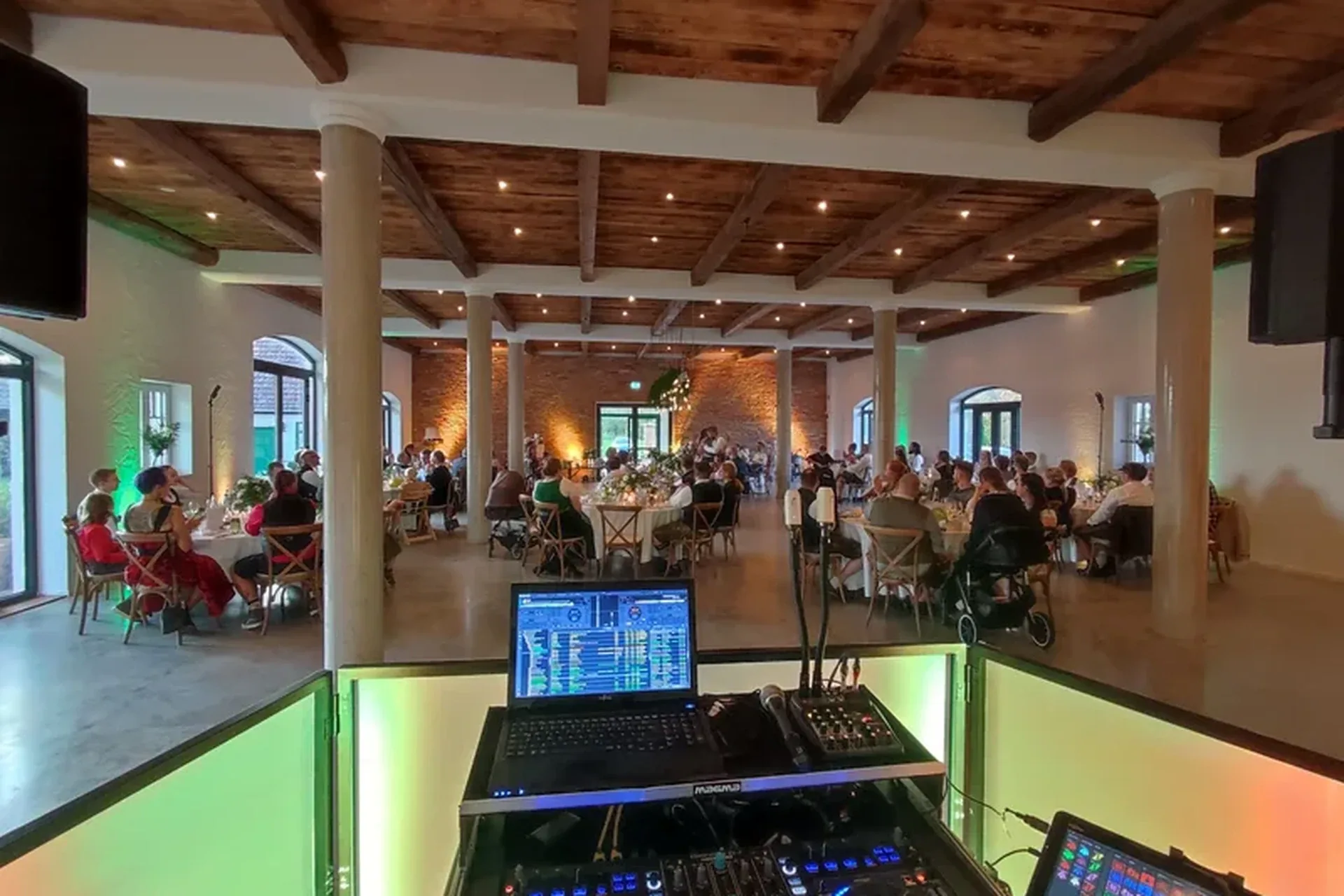 Hochzeits-DJ Rico Cinsano in der Kaltmühle Herbertshausen – Eventsaal mit festlich gedeckten Tischen