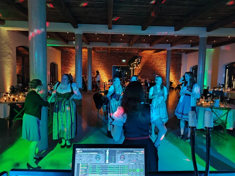 Hochzeits-DJ Kaltmühle Herbertshausen – Brautpaar mit Hochzeitsgesellschaft auf der Tanzfläche