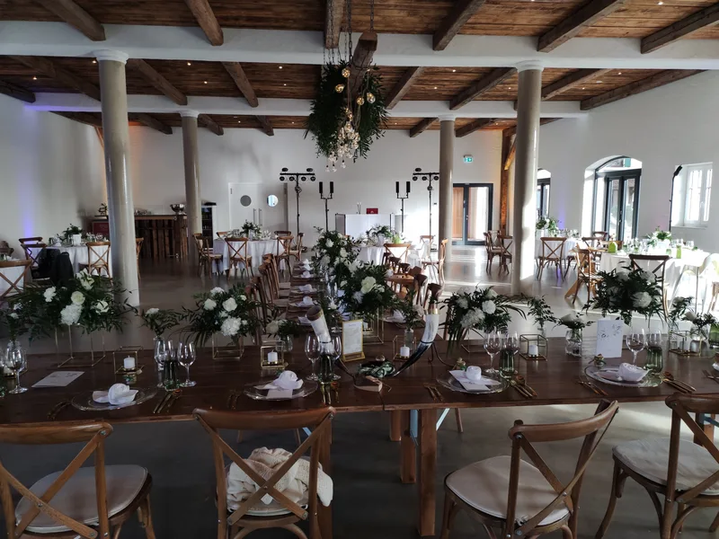 Hochzeits-DJ Kaltmühle – festlich dekorierter Eventsaal mit romantischer Beleuchtung und Hochzeitstischen