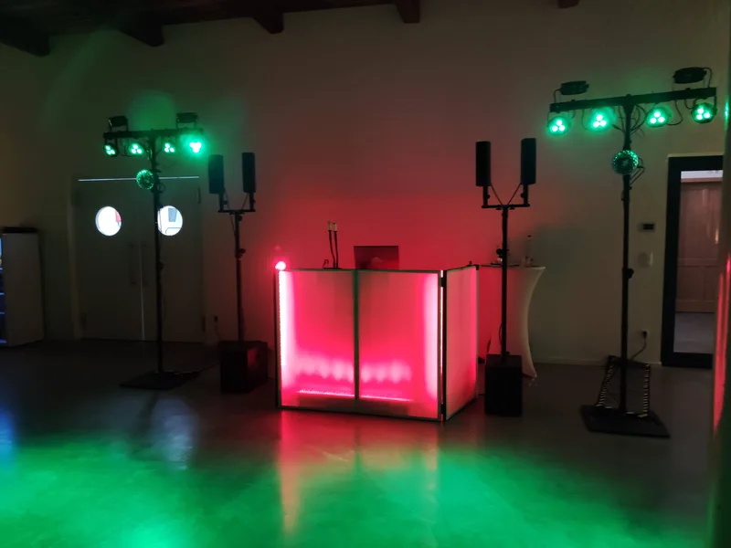 Hochzeits-DJ Kaltmühle Herbertshausen – Brautpaar tanzt innig beim Hochzeitstanz