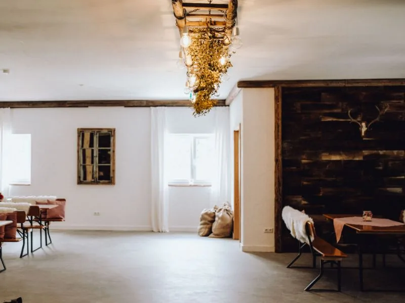 Hochzeits-DJ Kaltmühle – Außenbereich mit Weiher und romantischer Gartenanlage für freie Trauungen