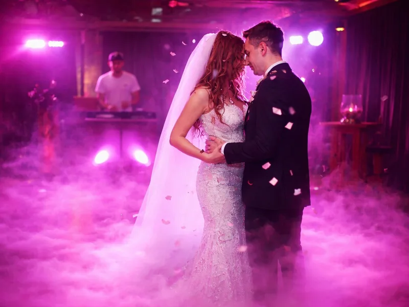 Hochzeitstanz mit Bodennebel DJ Rico Cinsano