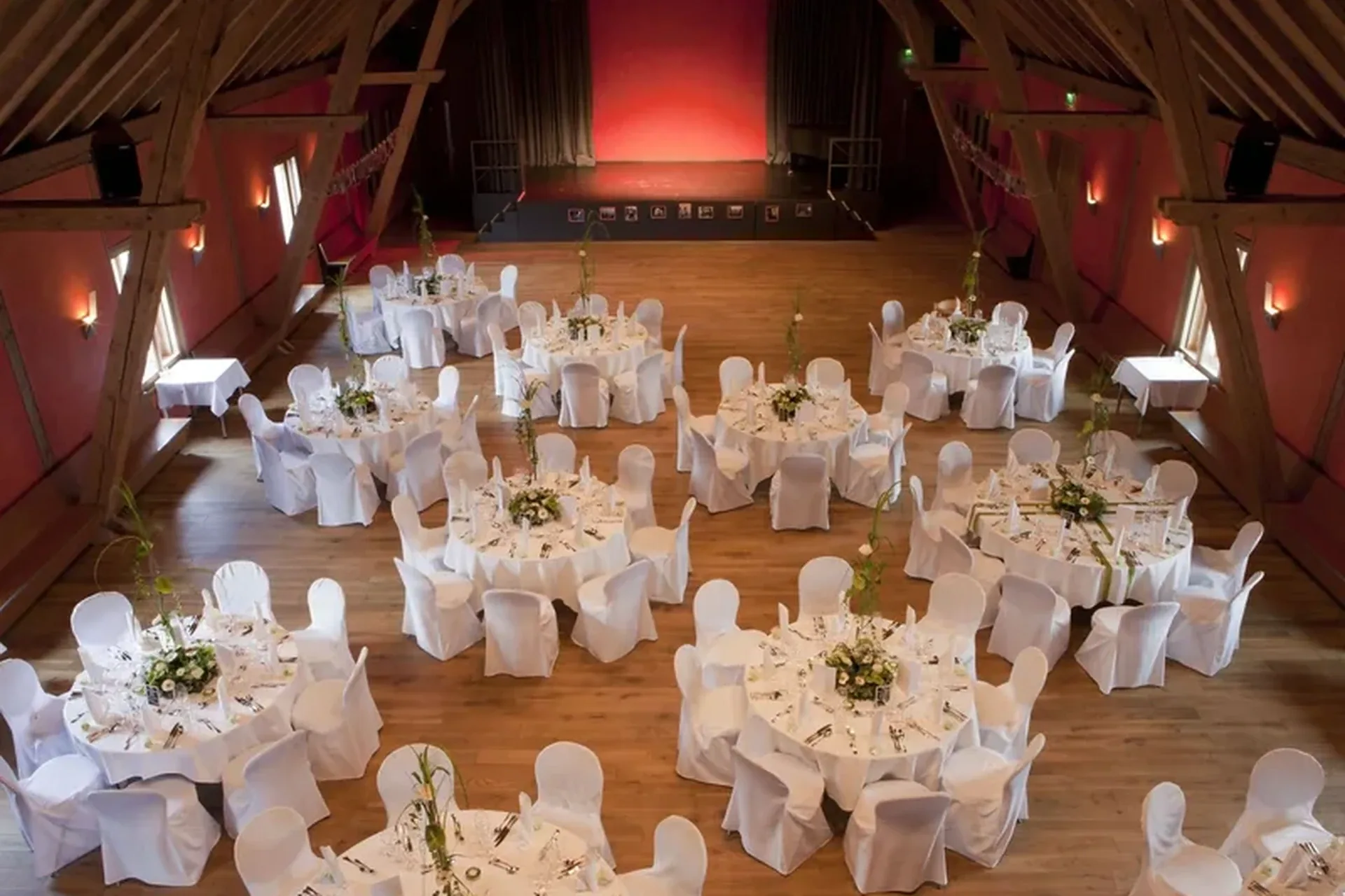 Hochzeits-DJ Rico Cinsano – Kleiner Saal im Kloster Fürstenfeld festlich eingedeckt