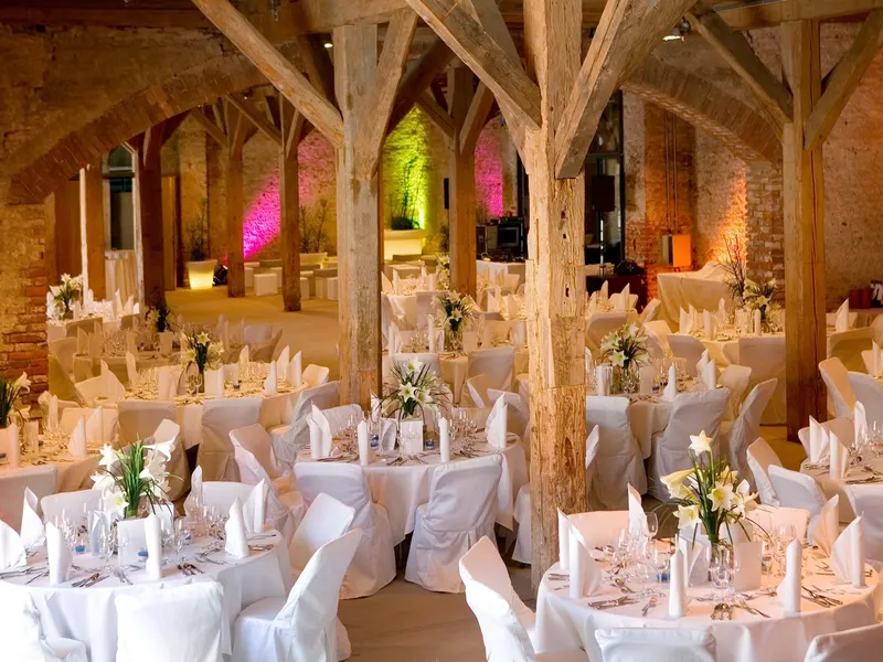 Tenne im Kloster Fürstenfeld – historisches Gebälk und Rundbögen