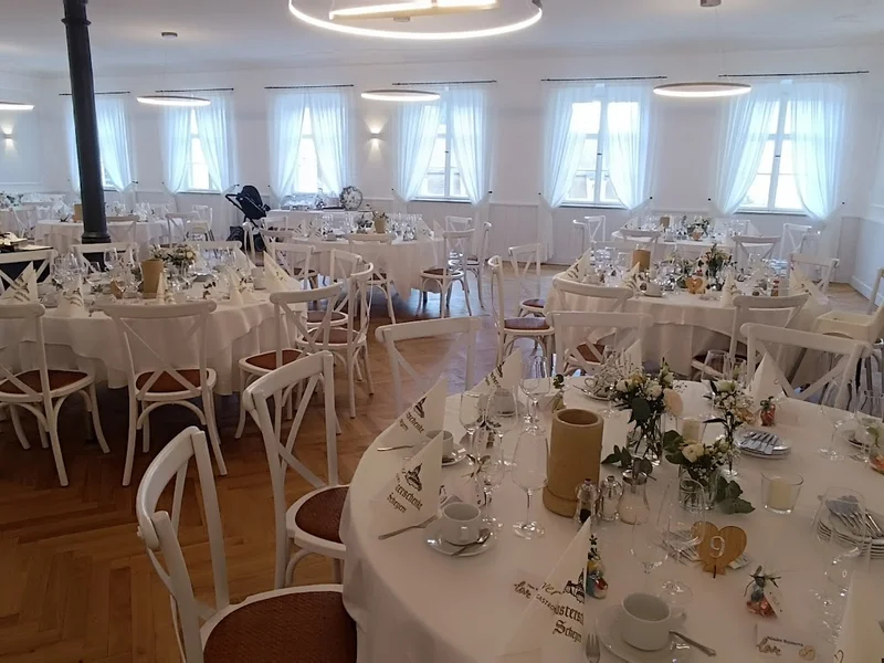 Großer Festsaal der Klosterschenke Scheyern – runde Tische weiß gedeckt für Hochzeitsgesellschaft