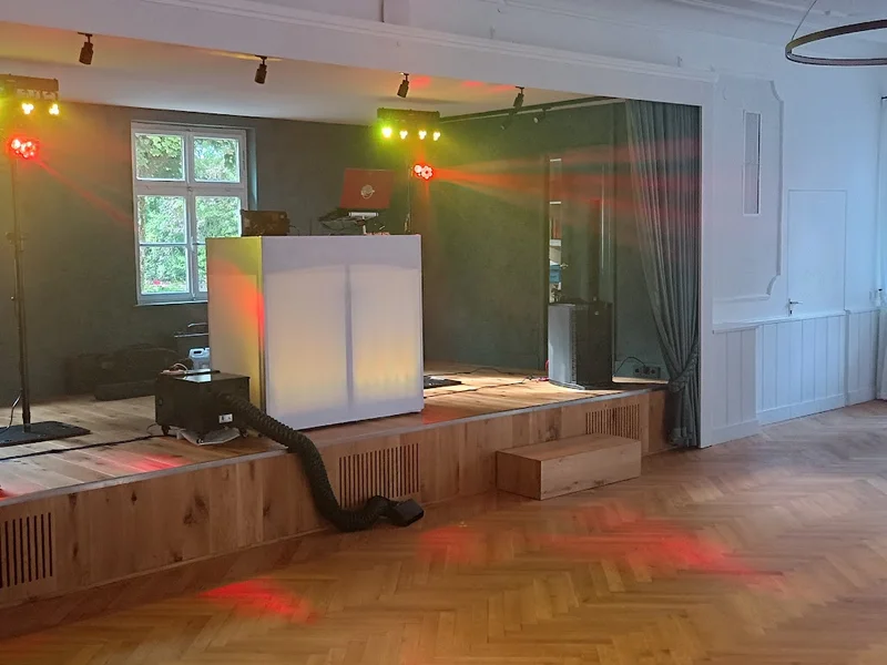 DJ Rico Cinsano auf der Bühne in der Klosterschenke Scheyern – DJ-Pult auf Holzpodest mit Lichtanlage