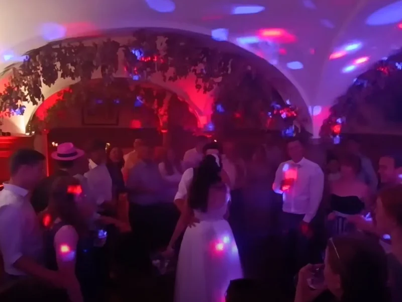 Hochzeitsparty Klosterschenke Scheyern – tanzende Gäste unter historischem Gewölbebogen mit Partybeleuchtung