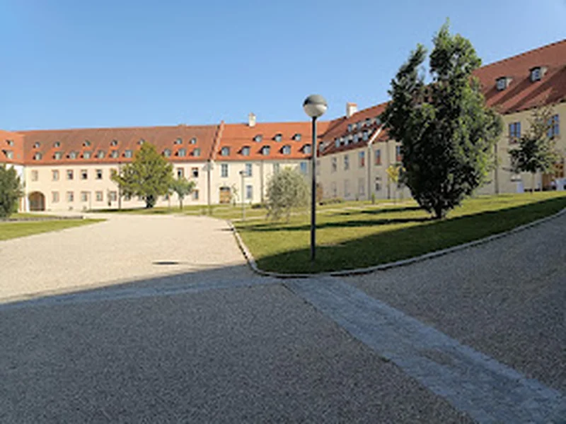 Klosterschenke Scheyern Außenansicht – historischer Klosterhof mit Barockgebäude bei Tageslicht