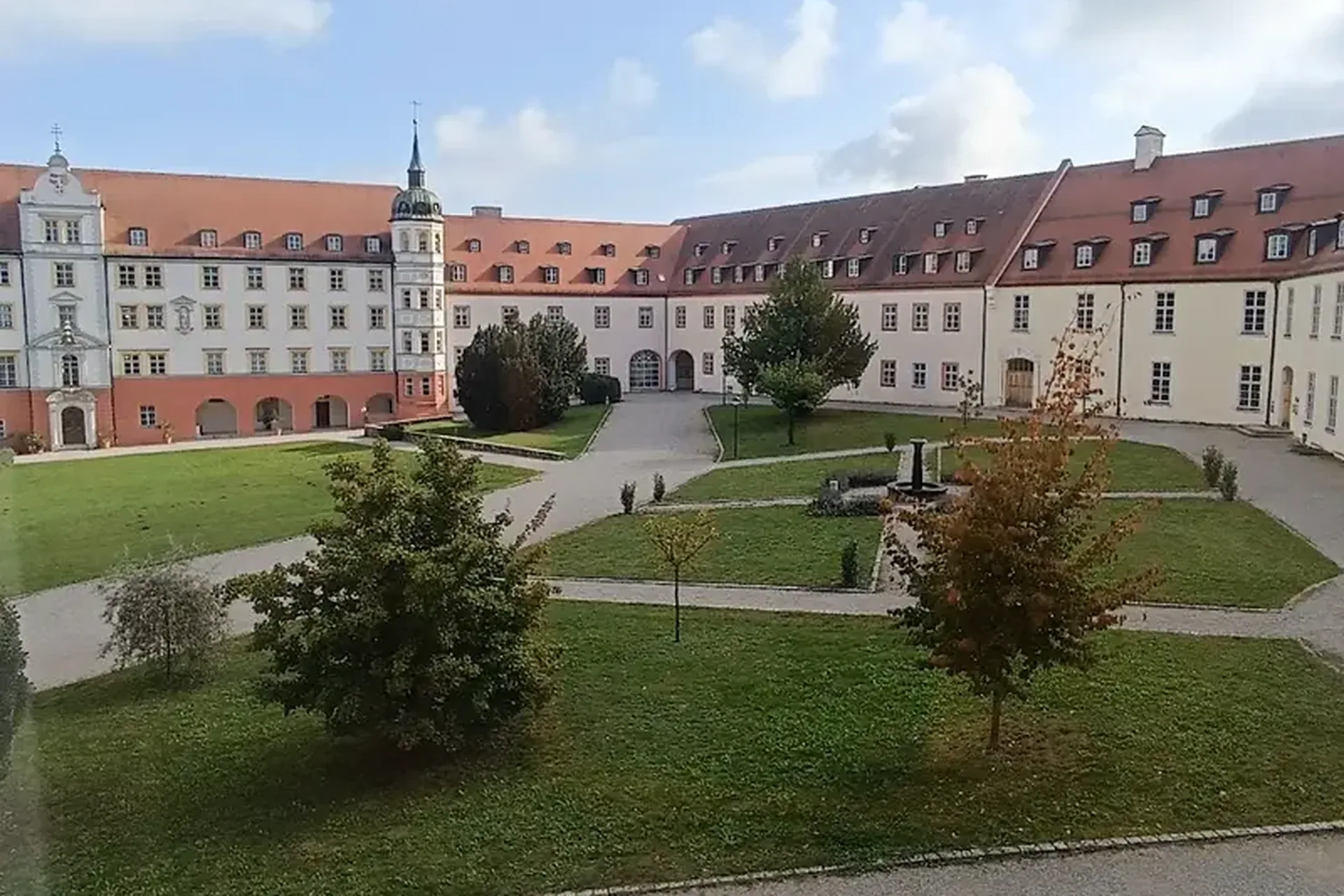 Hochzeits-DJ Rico Cinsano in der Klosterschenke Scheyern – Klosterhof mit historischer Barockanlage