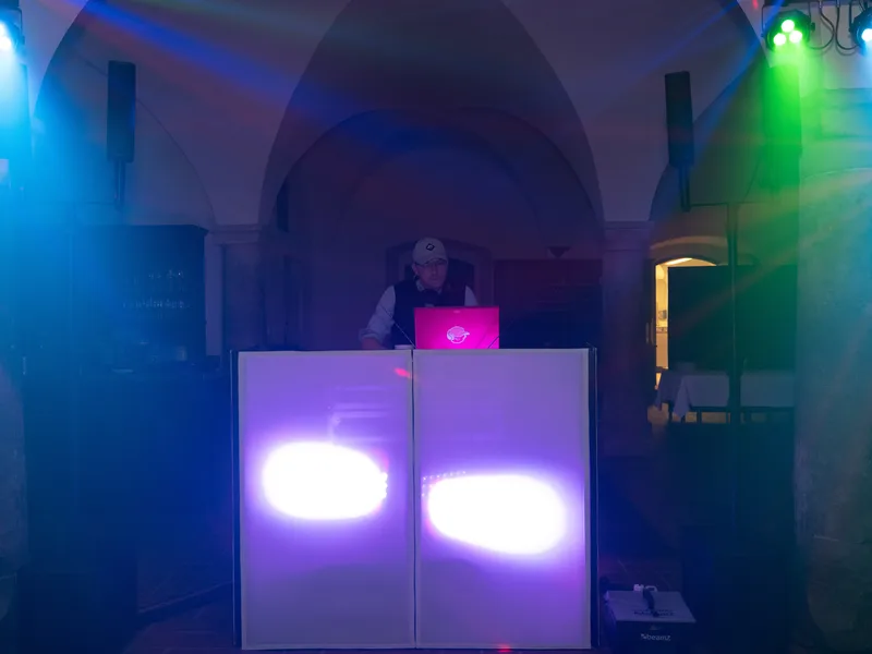 Hochzeits-DJ Rico Cinsano Klosterwirt Braut lacht strahlend beim Eröffnungstanz