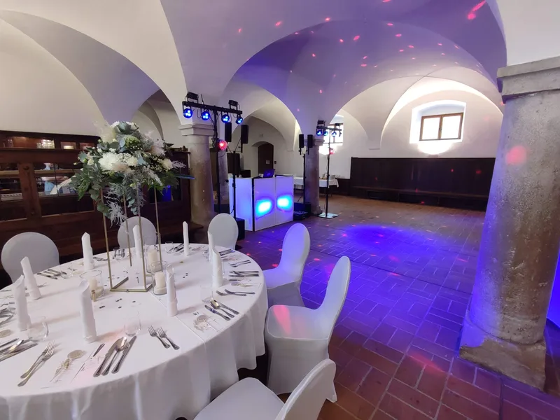 Hochzeits-DJ Rico Cinsano Klosterwirt festlicher Gewölbesaal mit Hochzeitsdekoration