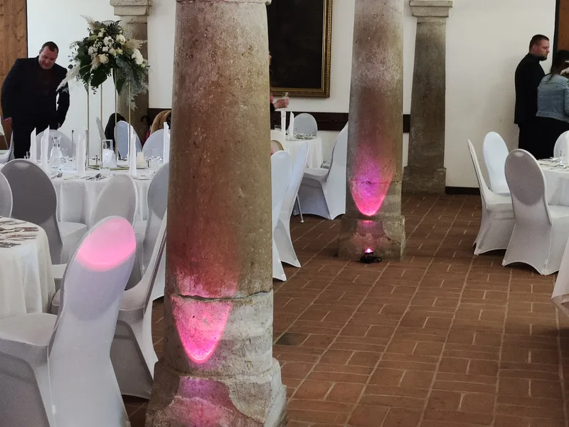 Hochzeits-DJ Klosterwirt Thierhaupten romantisch dekorierter Tisch mit Kerzen