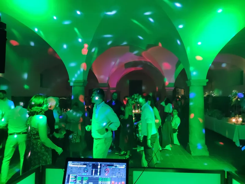 Hochzeits-DJ Rico Cinsano Klosterwirt Partybeleuchtung und tanzende Gäste