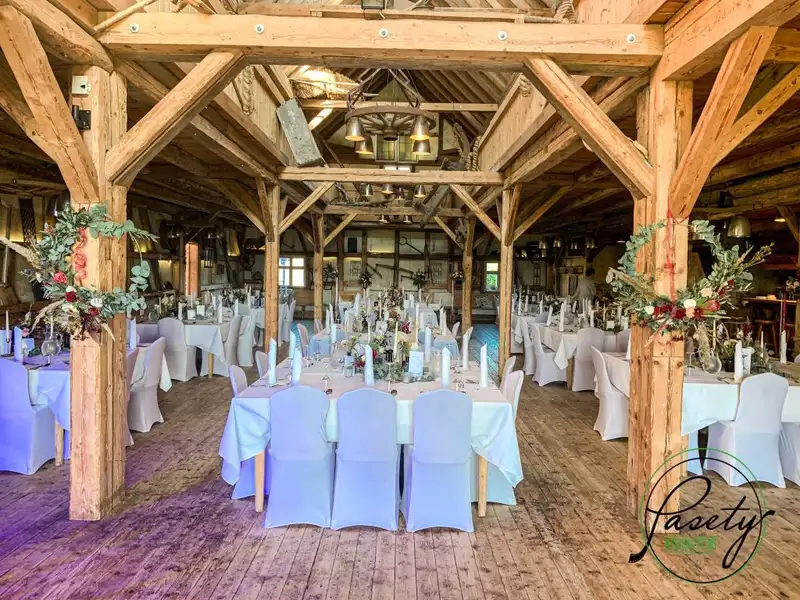 Hochzeits-DJ Lenderstuben Balzhausen – festlicher Schwabenstadel mit weißen Tischdecken und Blumenschmuck