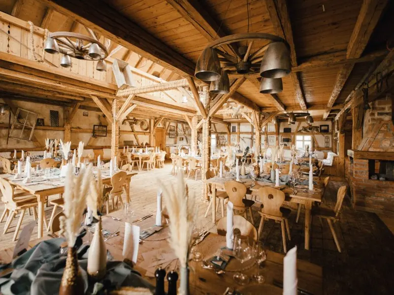 Hochzeits-DJ Lenderstuben – Schwabenstadel im Boho-Stil mit Pampas-Gras, Kerzen und rustikalen Holzelementen