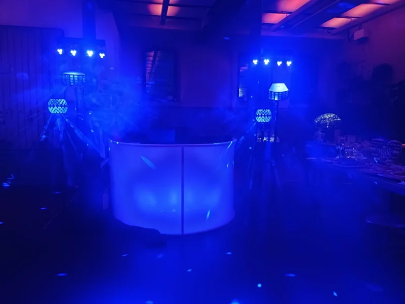 DJ Setup in der N8Stallung mit blauem Licht