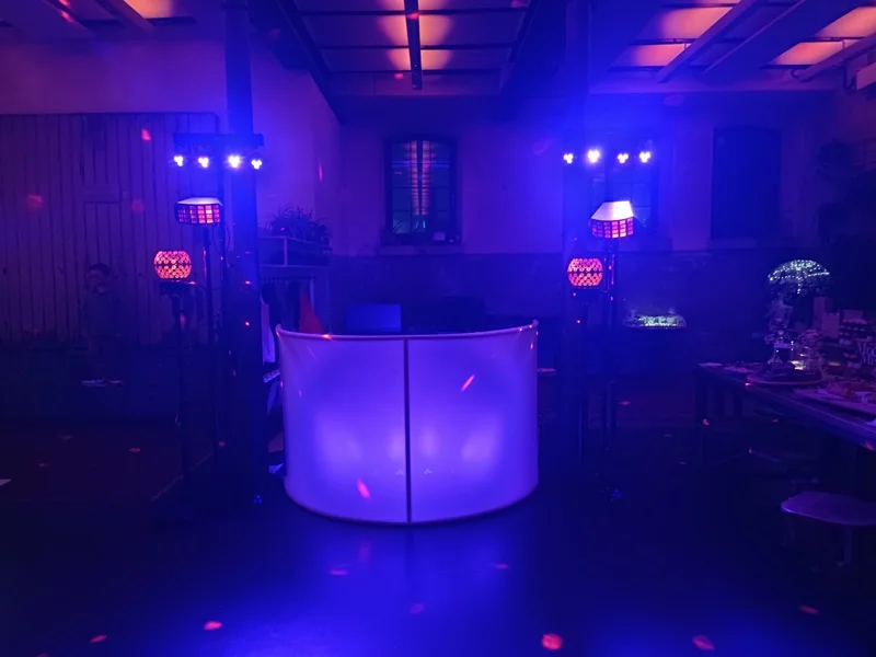 DJ Setup in der N8Stallung mit violettem Licht
