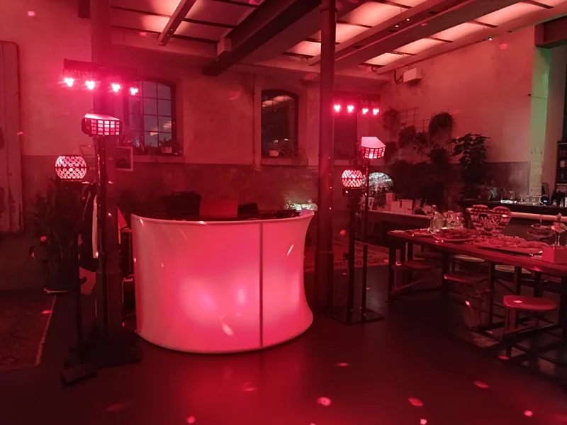 DJ Setup in der N8Stallung mit rotem Licht