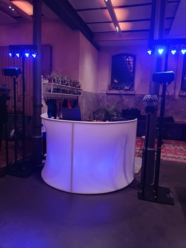 N8Stallung Augsburg mit aufgebautem DJ Pult und Tanzbereich