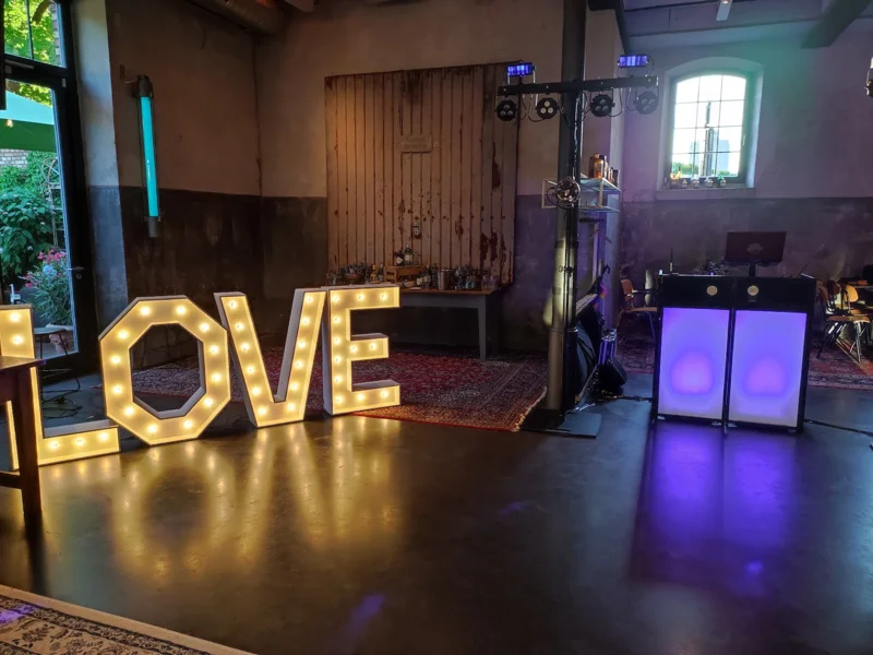 LOVE Buchstaben und DJ Aufbau in der N8Stallung