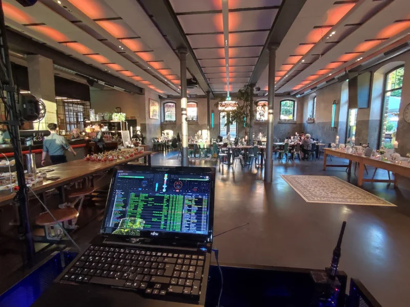 Saalansicht der N8Stallung für Hochzeit und Dinner