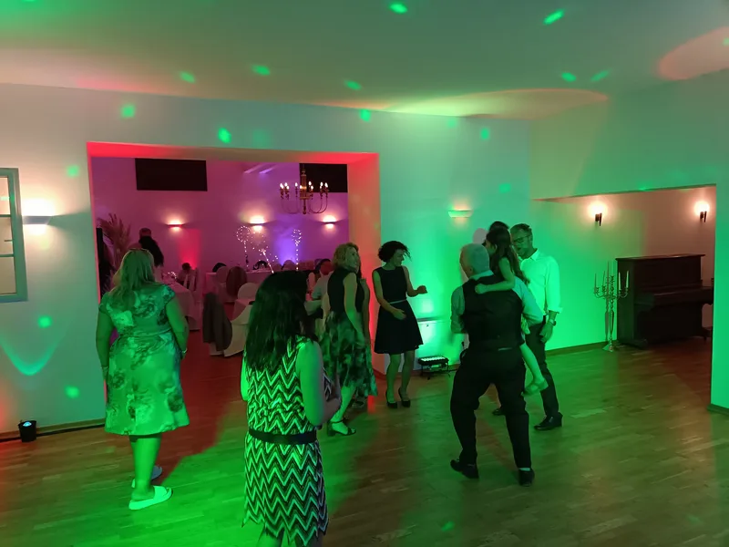 Hochzeits-DJ Schloss Igling – Partybeleuchtung und tanzende Gäste in der Nacht