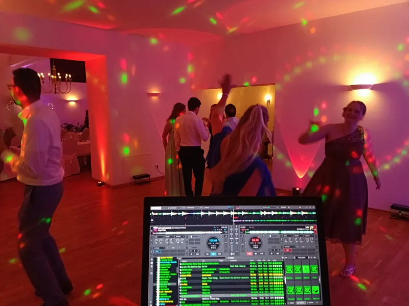 Hochzeits-DJ Schloss Igling – Außenansicht des neugotischen Schlosses mit Gästen