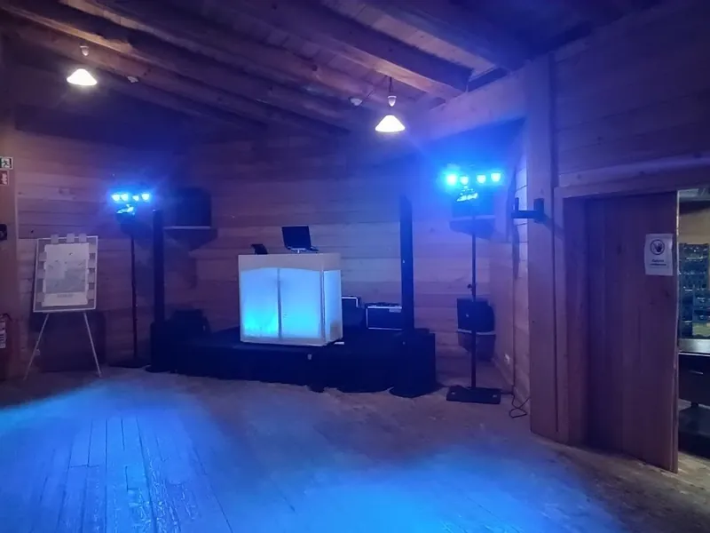 DJ-Pult mit blauer Lichtstimmung in der Sonnenkopfhütte