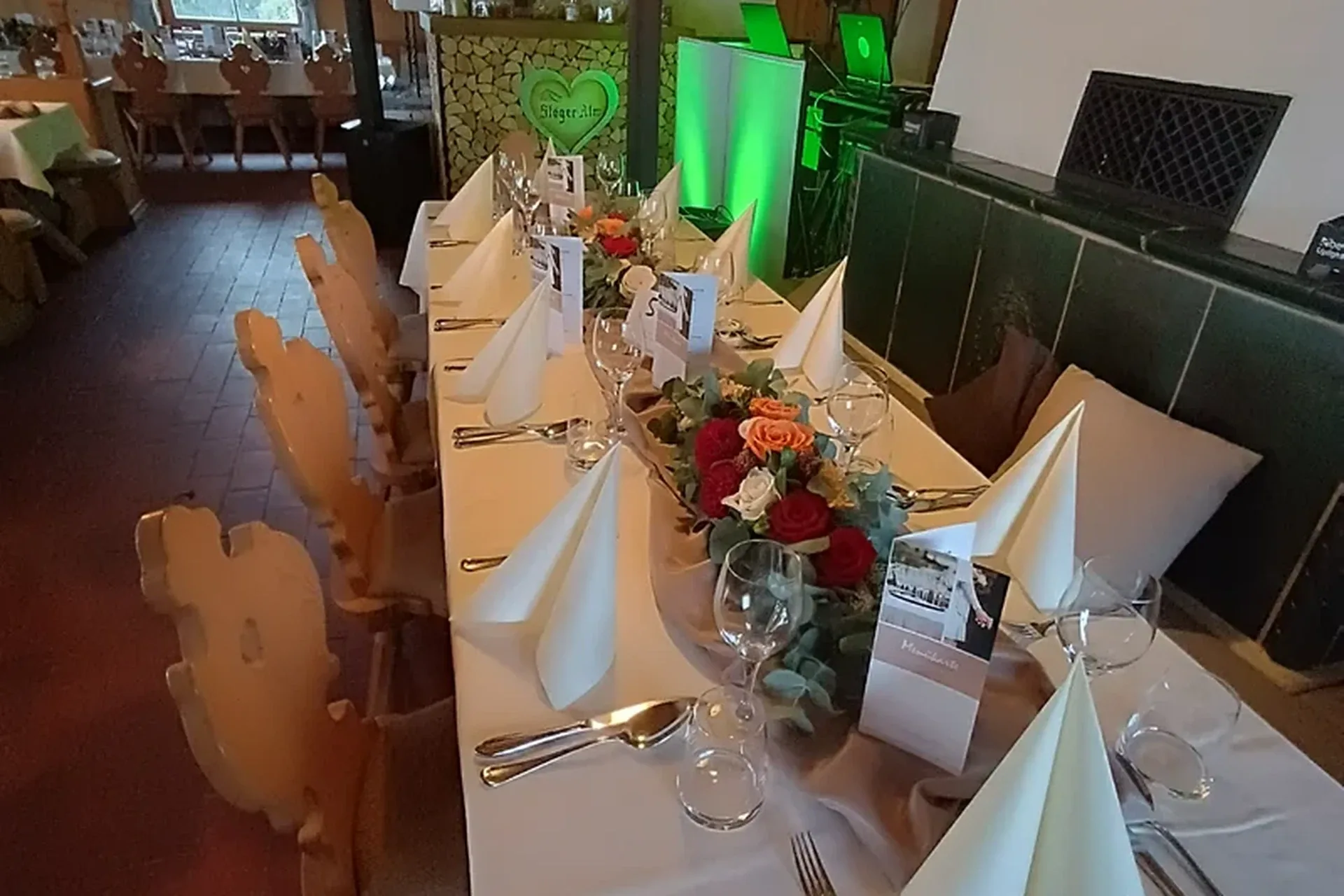 Hochzeits-DJ Rico Cinsano auf der Stögeralm am Schliersee – festlich gedeckte Tafel mit DJ-Setup und Seeblick
