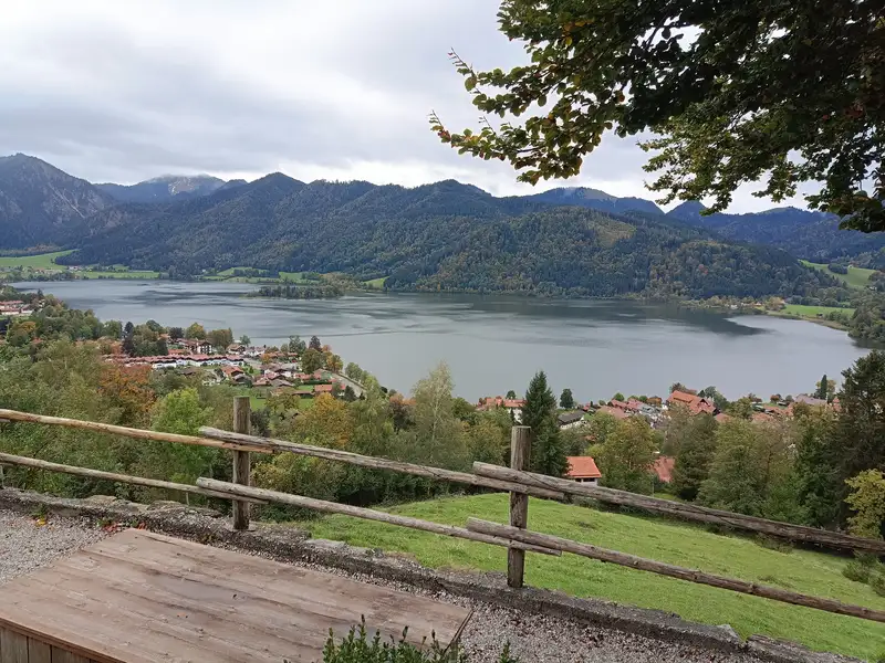 Hochzeits-DJ Stögeralm am Schliersee – Panoramablick auf den Schliersee von der Terrasse