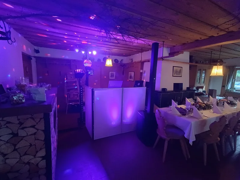 DJ-Setup von DJ Rico Cinsano auf der Stögeralm mit violettem Partylicht