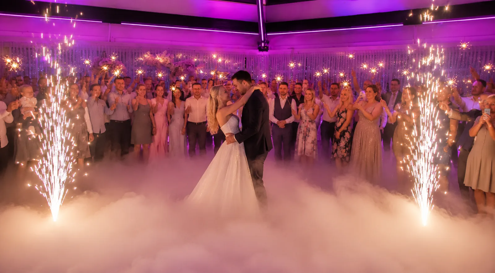 Hochzeitstanz auf tiefem Nebel, links und rechts Kaltfeuer-Fontänen