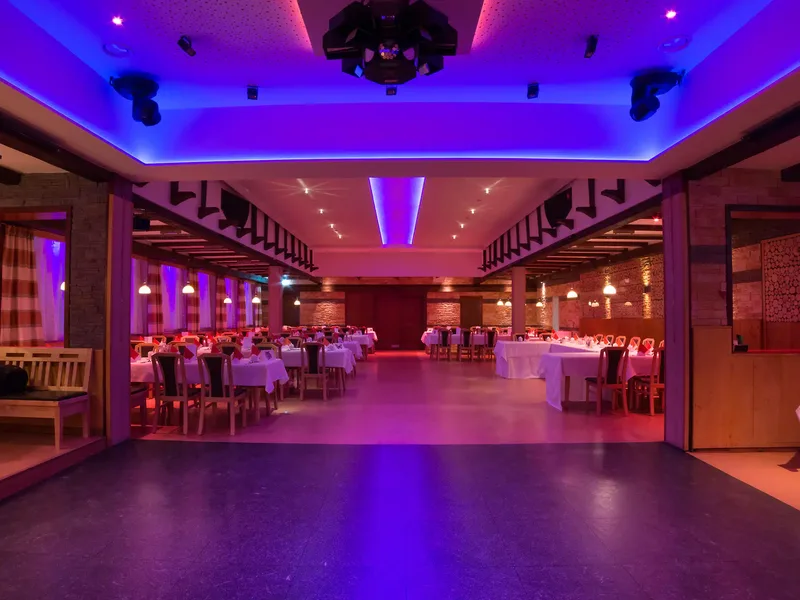 Fischerwirt Baindlkirch – großer Festsaal mit Beleuchtung