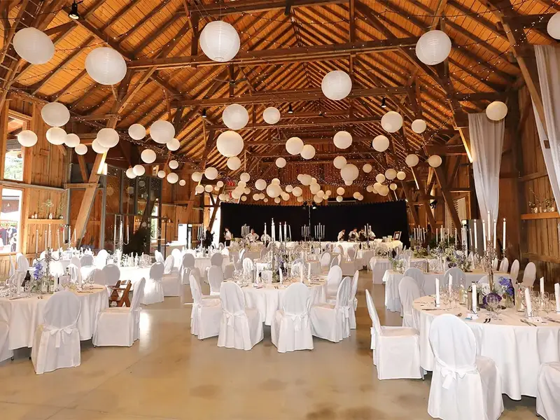 Gut Mergenthau – Scheunen-Festsaal mit weißen Lampions