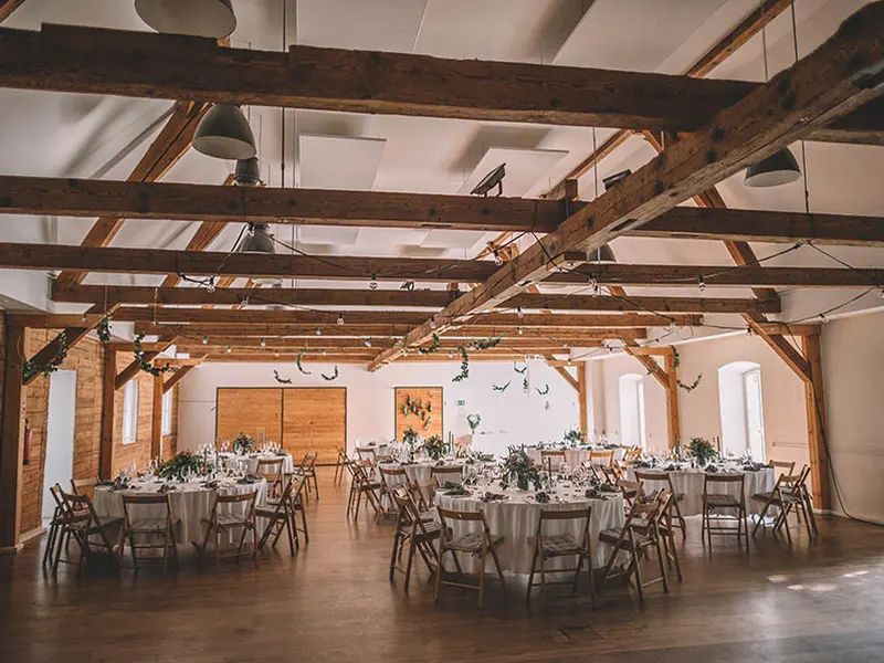 Gut Sedlbrunn – heller Scheunensaal mit Holzbalken für Hochzeiten