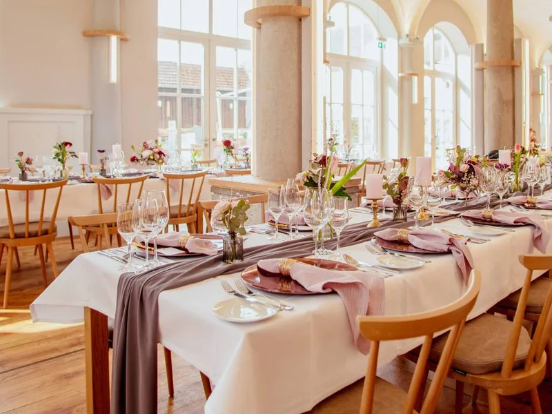 Kloster Holzen – festlich gedeckter Saal mit Gewölben und Säulen