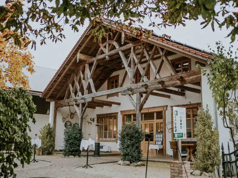Landhausbräu Koller – bayerisches Landhaus mit Holzfassade
