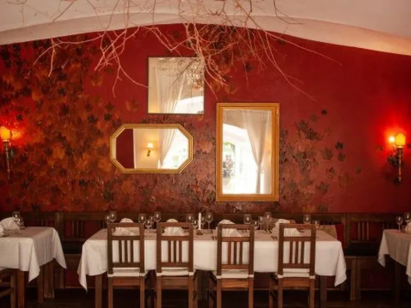 Schloss Blumenthal – stimmungsvolles Speisezimmer mit roter Wandgestaltung