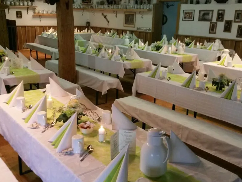 Weinstadl Schmiechen – festlich gedeckter Gasthof-Saal