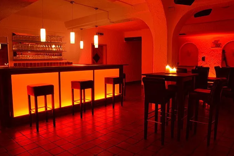 Barbereich der Mietbar Augsburg in warmem Rot