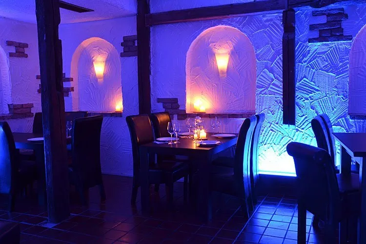 Tischbereich der Mietbar Augsburg mit blauem Licht