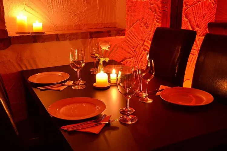 Mietbar Augsburg gedeckter Tisch im warmen Licht