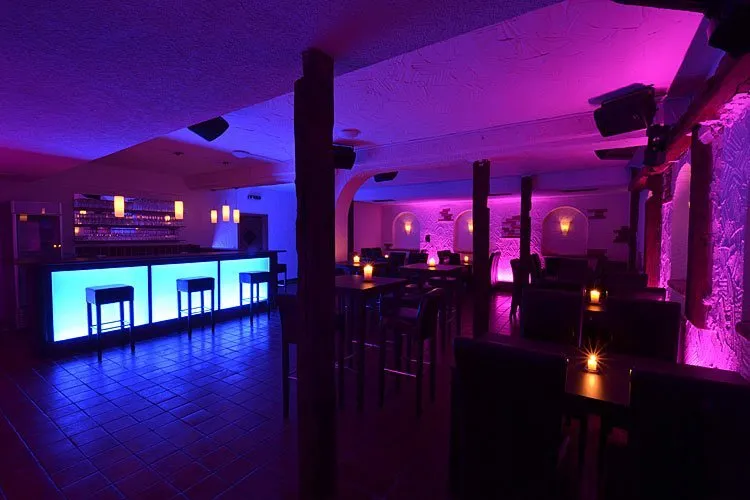 Mietbar Augsburg Partyraum mit beleuchteter Bar und Sitzbereichen