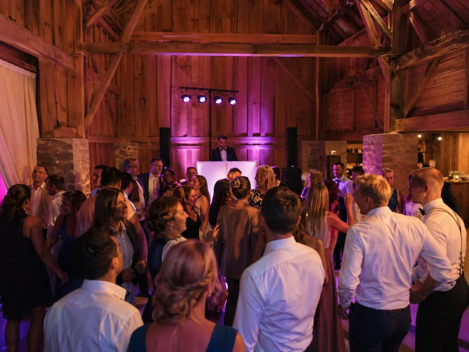 DJ Rico Cinsano begleitet Reden und Musikwünsche bei einer Hochzeit