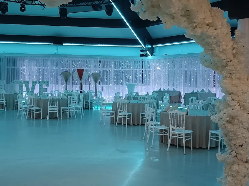 Royal am See Friedberg · Saal mit LOVE-Schriftzug und Kirschblüten-Deko