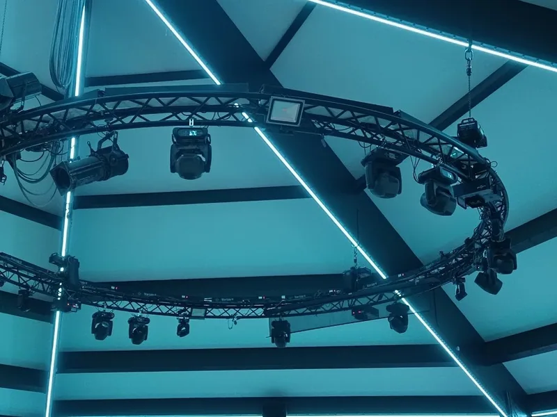 Royal am See Friedberg · Ringförmige Lichtanlage mit Movingheads an der Decke